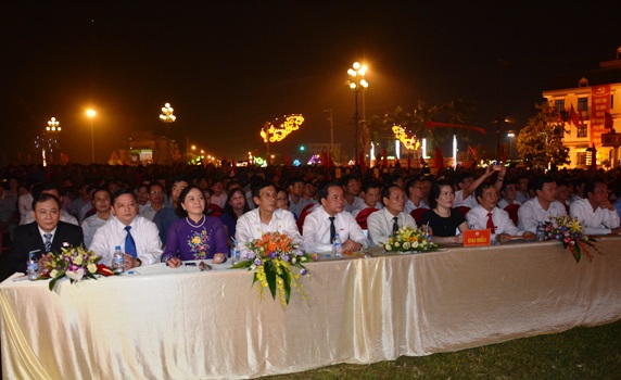 http://yenbai.gov.vn/ImagerOld/vi/PublishingImages/Dai%20hoi%20Dang%20bo%20tinh%20YB%20lan%20thu%2018/van%20nghe%20chao%20mung/cac%20dc%20lanh%20dao%201102015.jpg