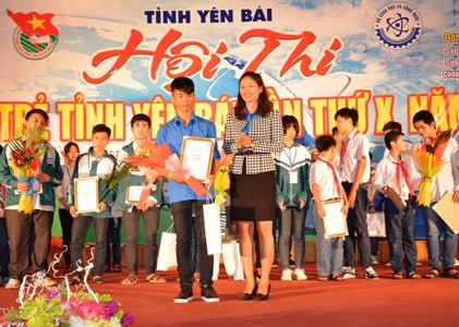 http://yenbai.gov.vn/vi/PublishingImages/Ti%E1%BA%BFn%20L%E1%BA%ADp/Nam%202015/Tin%20trong%20tinh/Tin%20bai/Thang%2011/DSC_0317%20trao%20giai%20ba%20tin%20hoc%20vui.JPG