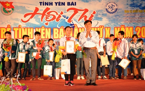 http://yenbai.gov.vn/vi/PublishingImages/Ti%E1%BA%BFn%20L%E1%BA%ADp/Nam%202015/Tin%20trong%20tinh/Tin%20bai/Thang%2011/DSC_0319%20trao%20giai%20nhi%20phan%20thi%20tin%20hoc%20vui.JPG