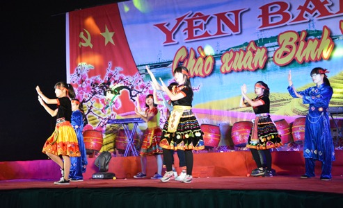 http://yenbai.gov.vn/vi/PublishingImages/Ti%E1%BA%BFn%20L%E1%BA%ADp/Nam%202016/Tin%20trong%20tinh/Bai%20tet/DSC_0161%20mua%20dan%20vu%204.JPG