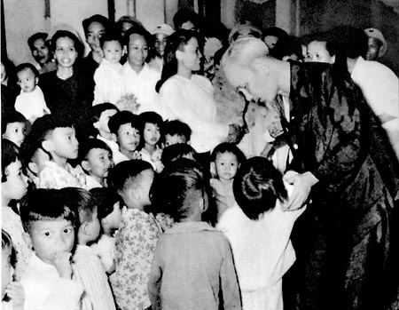 Bác Hồ tới thăm các cháu thiếu nhi miền Nam tập kết ra Bắc ỏ tỉnh Thanh Hóa (1957)
