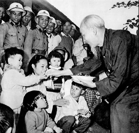 Bác Hồ thăm trường Mẫu giáo mầm non tỉnh Thanh Hóa, ngày 10/12/1961